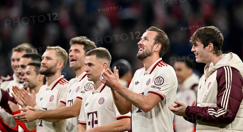 Final cheer, goalkeeper Max-Joseph Schmitt FC Bayern München FCB (35) Harry Kane FC Bayern München FCB (09) Joshua Kimmich FC Bayern München FCB (06) Thomas Müller FC Bayern München FCB (25) Konrad Laimer FC Bayern München FCB (27) Dayot Upamecano FC Bayern München FCB (02) Champions League, Allianz Arena, Munich, Bavaria, Germany, Europe
