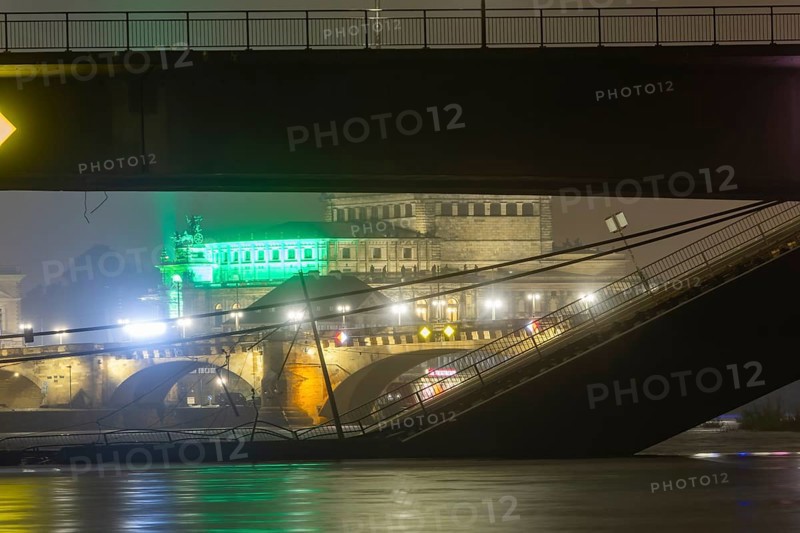 Due to an as yet unknown cause, a section of the Carola Bridge collapsed in the early hours of the morning. Over a length of around 100 metres, the section on which the trams normally run has collapsed into the Elbe. Partial demolition has begun and around 10 excavators are tearing down the collapsed bridge section to make room for the imminent flooding of the Elbe., Partial collapse of the Carola Bridge in Dresden, Dresden, Saxony, Germany, Europe