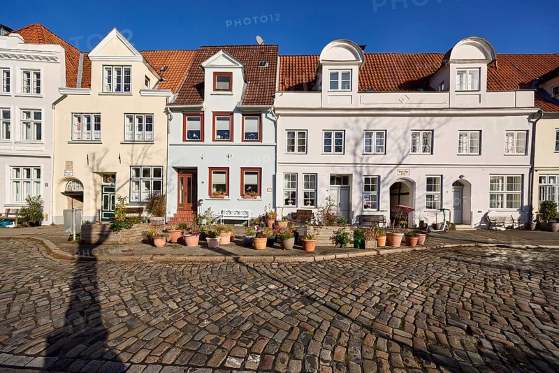 Historic houses, roofs with red roof tiles, dormers, facades with windows and doors, Gängeviertel, cobblestone pavement, street An der Obertrave, Old Town, Hanseatic City of Lübeck, independent city, Schleswig-Holstein, Germany, Europe
