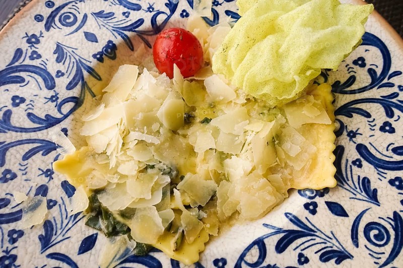 Italian cuisine, Ravioli Ricotta e Spinaci, Dumplings filled with cream cheese, spinach, grated parmesan, sage, Italian restaurant, restaurant, L'Onore Ristorante e Pizzeria, Food, Studio, Reutlingen, Baden-Württemberg, Germany, Europe