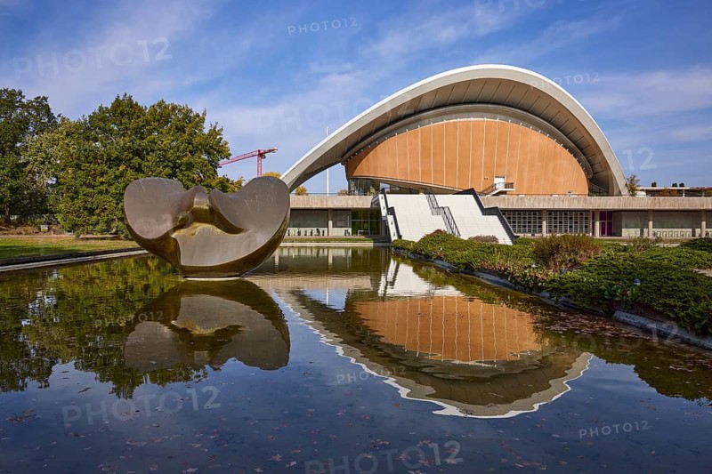 House of World Cultures with sculpture Butterfly by Henry Moore and reflection on the water surface of the pond, John-Foster-Dulles-Allee, Berlin, capital city, independent city, federal state Berlin, Germany, Europe