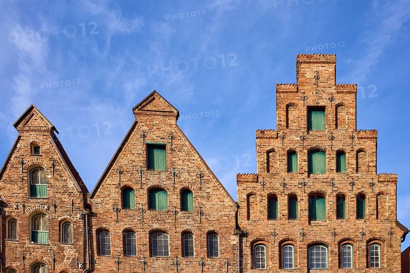 Historic salt warehouse, brick building, gable against blue sky with veil clouds, Hanseatic city of Lübeck, independent city, Schleswig-Holstein, Germany, Europe