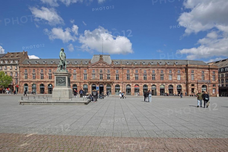 Aubette and monument to Général Kléber, pedestrian, General Jean-Baptiste Kleber, Palais, Place Kléber, Grande Île, Strasbourg, Bas-Rhin, Alsace, France, Europe