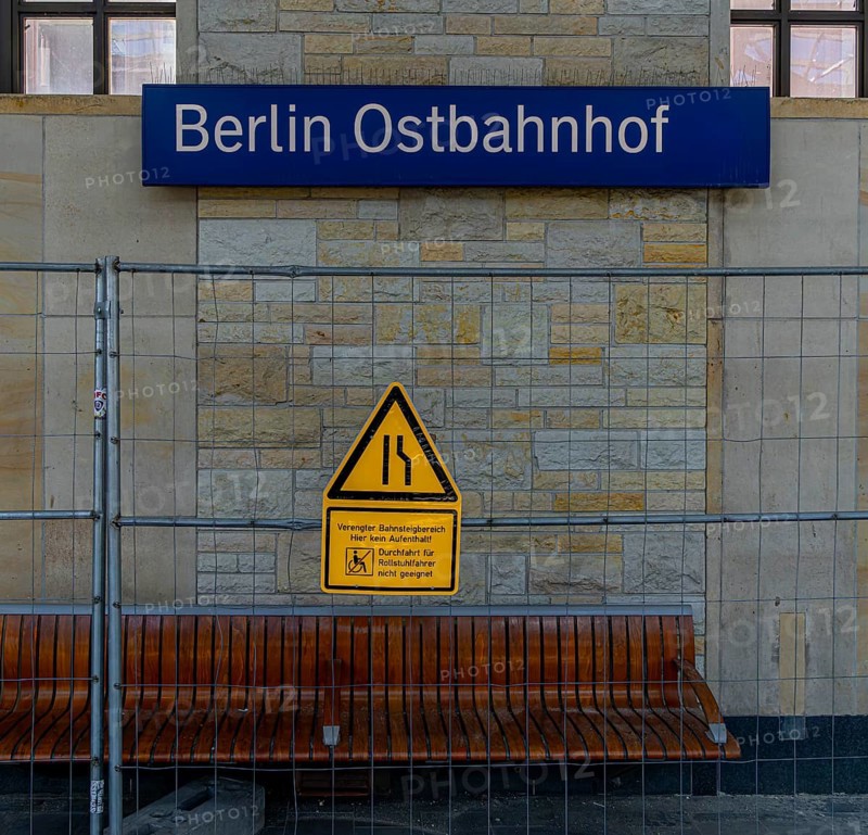 S-Bahn, construction fence in front of a bench at Berlin Ostbahnhof, Friedrichshain, Berlin, Germany, Berlin, Germany, Europe