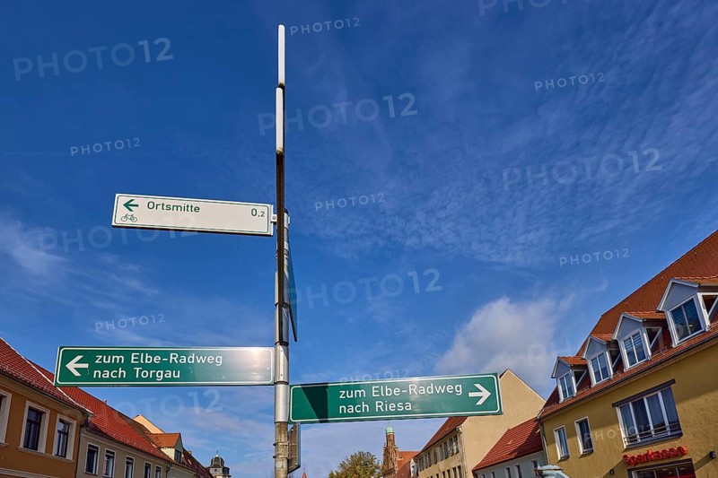 Signpost to the Elbe cycle path to Torgau and Riesa against a blue sky with cirrostratus clouds, Mühlberg Elbe, Elbe-Elster district, Brandenburg, Germany, Europe