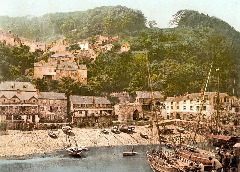 Clovelly ist ein Fischerdorf an der Nordostküste Devons in Großbritannien / From the harbour, Clovelly, a privately owned harbour village in the Torridge district of Devon, England, Historic, digitally restored reproduction from a 19th century original, Record date not stated