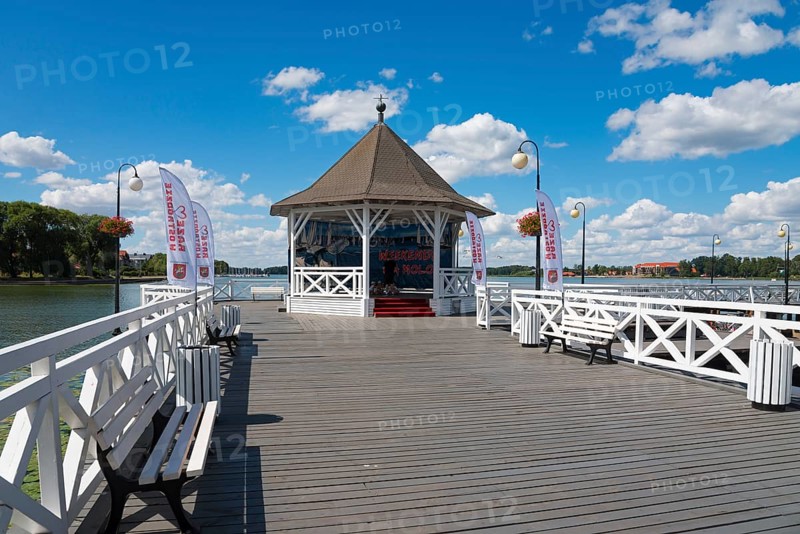 Wooden jetty with pavilion at the lake under a blue sky with white clouds, Drawenzsee, Jezioro Drweckie, Ostroda, Osterode in East Prussia, Warminsko-Mazurskie, Poland, Europe