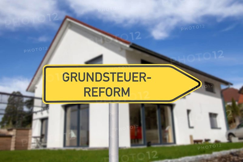 Symbolic image of property tax reform: directional arrow with the inscription GRUNDSTEUERREFORM in front of a detached house (Composing)
