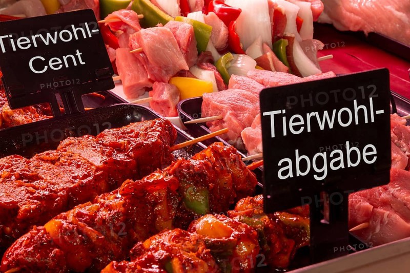 February 2024: Meat counter in a butcher's shop with signs reading TIERWOHLCENT and TIERWOHLABGABE (Composing) . Cem Özdemir (Alliance 90/The Greens), Federal Minister of Food and Agriculture, has brought such a cancellation into play