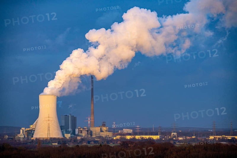 The STEAG coal-fired power plant Duisburg-Walsum, on the site of the former Walsum colliery, on the Rhine, unit 10 in operation, 181 metre high cooling tower, cloud of water vapour and exhaust gases, clean gas discharge, electricity and district heating production, Duisburg, North Rhine-Westphalia, Germany, Europe