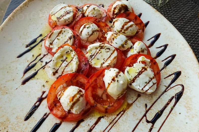 Italian cuisine, Insalata Caprese, vine tomatoes, buffalo mozza arranged on a plate, balsamic vinegar, olive oil, salad, Italian restaurant, restaurant, L'Onore Ristorante e Pizzeria, food, studio, Reutlingen, Baden-Württemberg, Germany, Europe