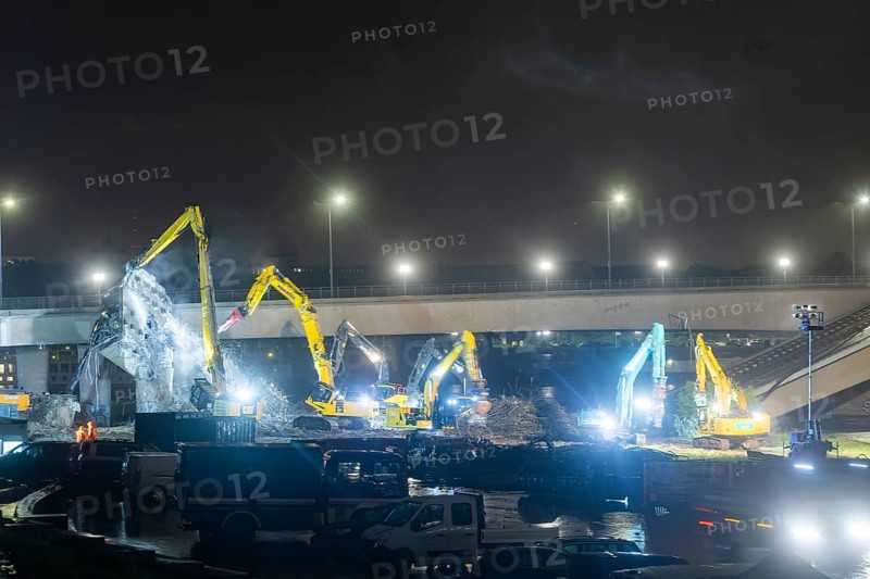 Due to an as yet unknown cause, a section of the Carola Bridge collapsed in the early hours of the morning. Over a length of around 100 metres, the section on which the trams normally run has collapsed into the Elbe. Partial demolition has begun and around 10 excavators are tearing down the collapsed bridge section to make room for the imminent flooding of the Elbe., Partial collapse of the Carola Bridge in Dresden, Dresden, Saxony, Germany, Europe