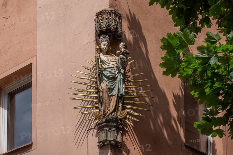 Radiant Madonna, house saint on a residential building, Weinmarkt 12a, Nuremberg, Middle Franconia, Bavaria, Germany, Europe