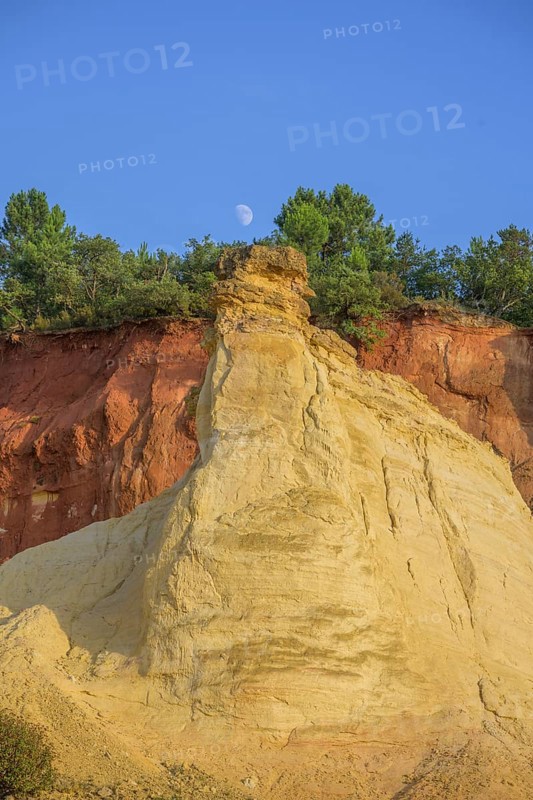 Moon and ochre rock Colorado de Rustrel, Rustrel, Département Vaucluse, France, Europe
