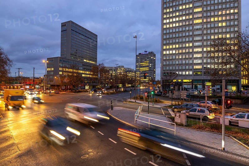 Evening city centre traffic in Essen, large intersection, Bismarck Platz, Hindenburg Strasse, Krupp Strasse, this area would also be affected by a diesel driving ban, below the intersection runs the A40 motorway, in the Ruhrschnellweg tunnel