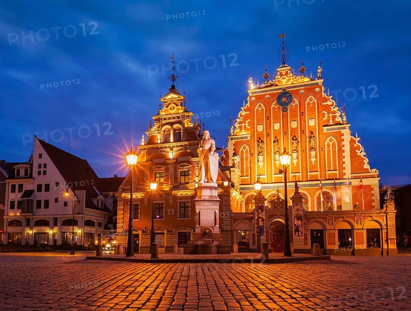 Riga Town Hall Square, House of the Blackheads and St. Roland Statue illuminated in the evening twilight, Riga, Latvia, Europe