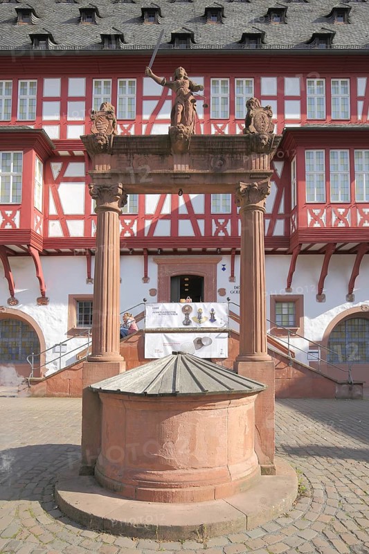 Ornamental fountain with Justitia at the Altstädter Markt in front of the Deutsches Goldschmiedehaus, Hanau, Hesse, Germany, Europe