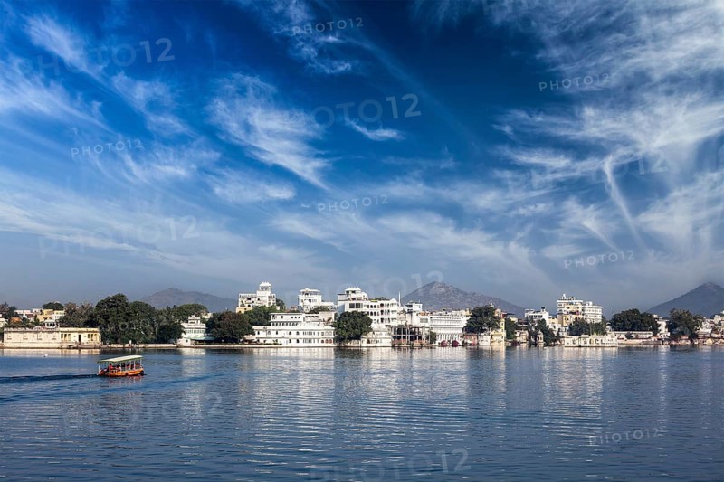 View of lake Pichola in Udaipur, Rajasthan, India, Asia