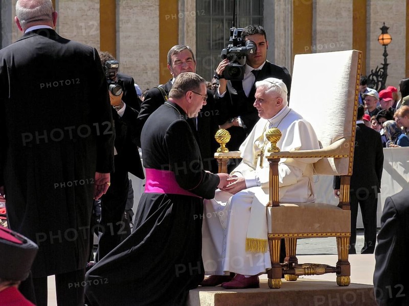 Pope Benedict XVI Joseph Ratzinger welcomes a bishop to the 1st audience on 27. 04. 2005, St. Peter's Cathedral, St. Peter's Basilica, Piazza San Pietro, St. Peter's Square, Vatican, Rome, Lazio, Italy, Europe