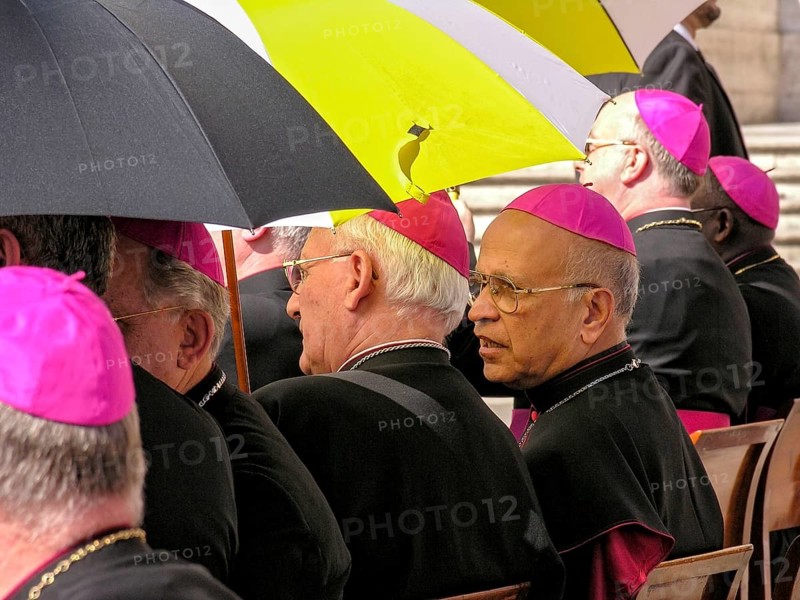 Bishops in conversation, first papal audience, Pope Benedict XVI, Ratzinger, 27. 04. 2005, Piazza San Pietro, St. Peter's Square, Vatican, Rome, Lazio, Italy, Europe
