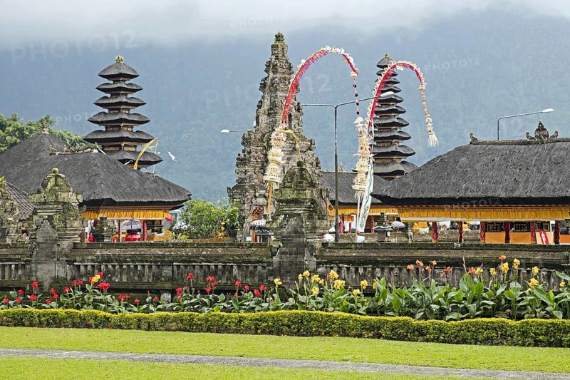 Pura Ulun Danu Beratan, Pura Bratan, Shaivite water temple on the shores of Lake Bratan near Bedugul, Bali, Indonesia, Asia