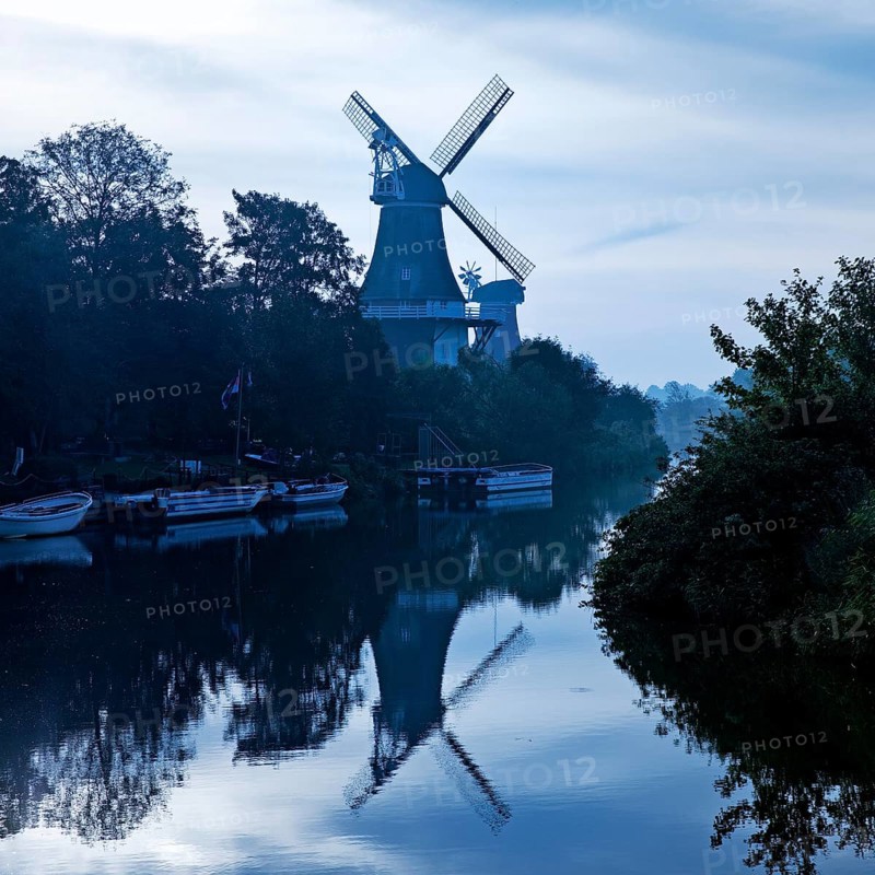 Twin mills at the Old Greetsiel Low Seal in the early morning, Greetsiel, Krummhörn, East Frisia, Lower Saxony, North Sea, Germany, Europe