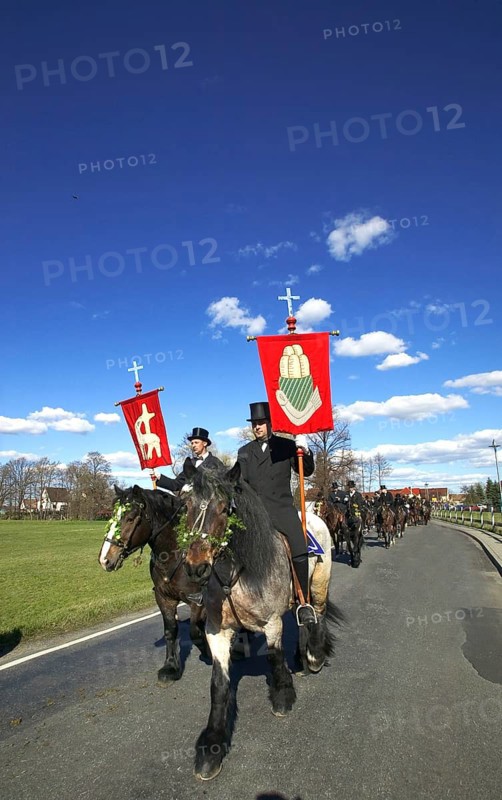 Every year at Easter there are about 5 processions in Lusatia, each with about 200 riders. The Catholic Church continues old Sorbian rites here. Thousands of spectators watch the impressive cavalcades