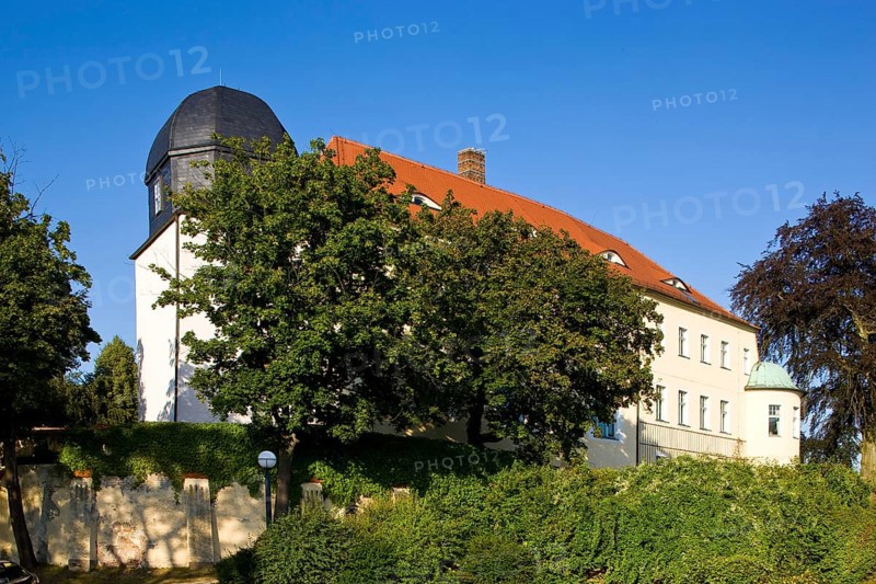 The Hotel Schloss Schweinsburg, an estate built in the 12th century, rises majestically in front of the eyes of the marvelling onlooker. Here, modern furnishing details are skilfully combined with traditional features in a historic setting