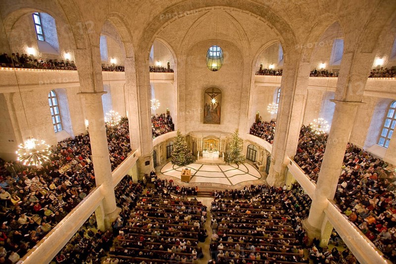 The Christmas season begins on Christmas Eve with the Christmas Vespers of the Dresden Kreuzchor in the Kreuzkirche. The two performances at 2.15 pm and 4.30 pm are attended by thousands of Dresdeners and visitors to the city every year