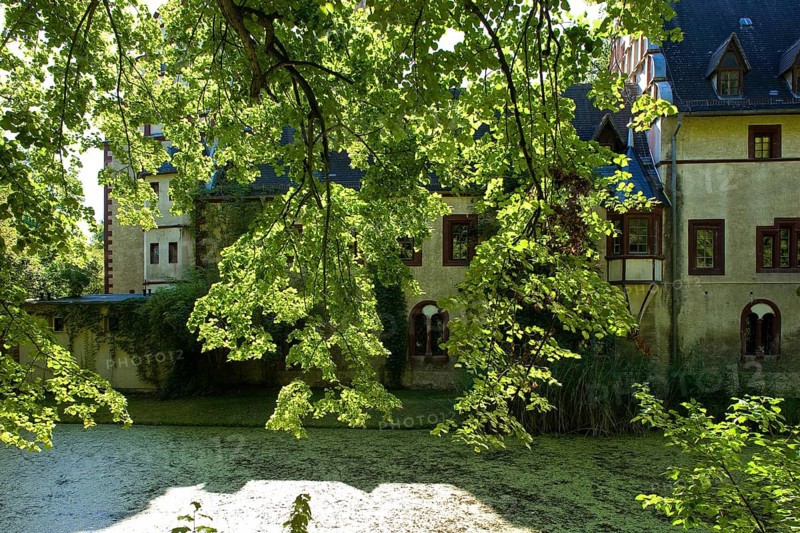 The castle, which developed from a medieval moated castle with towers, curtain wall and moat and the park bordering the Pleiße, was rebuilt in the 19th century by the Münchhausen family. They were expropriated in 1945 and some of the Gothic furnishings were moved to Altenburg. Today the castle serves as a youth hostel