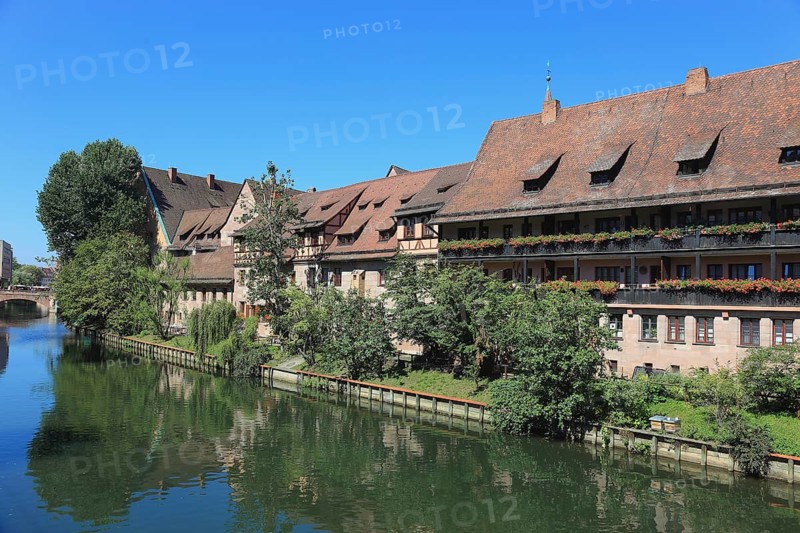 In the historic centre of Nuremberg, houses on the island of Schütt, the HeuBrücke bridge over the Pegnitz, beer garden, Middle Franconia, Bavaria, Germany, Europe