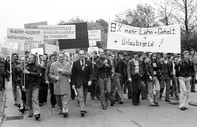Workers and employees of Hoesch AG Westfalenhuette demonstrated in the collective bargaining dispute on 6 November 1975 in Dortmund against the 5% wage increase offered by the employers and demanded 8%, Germany, Europe