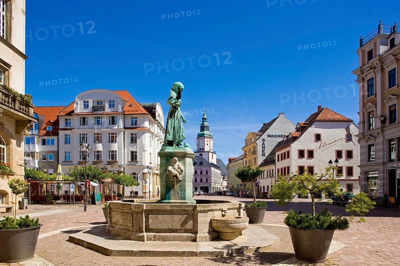 Döbeln Schlegelbrunnen fountain at the town hall. Döbeln is located in the Central Saxon hill country in a wide basin of the Freiberger Mulde, roughly in the centre of the triangle between the Saxon metropolises of Chemnitz, Dresden and Leipzig. The surrounding area is characterised by the Mulde valley and the surrounding hilly landscape