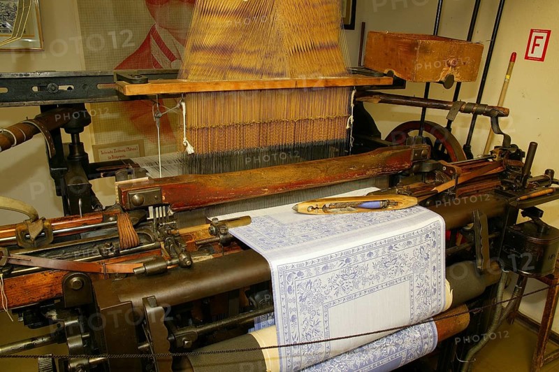 The mission of the German Damask and Terry Museum is to preserve the special textile traditions of Großschönau, as damask was first woven here in Germany in 1666 and the German terry towelling industry began here in 1856. The technical development can be traced here on almost 30 functioning textile machines