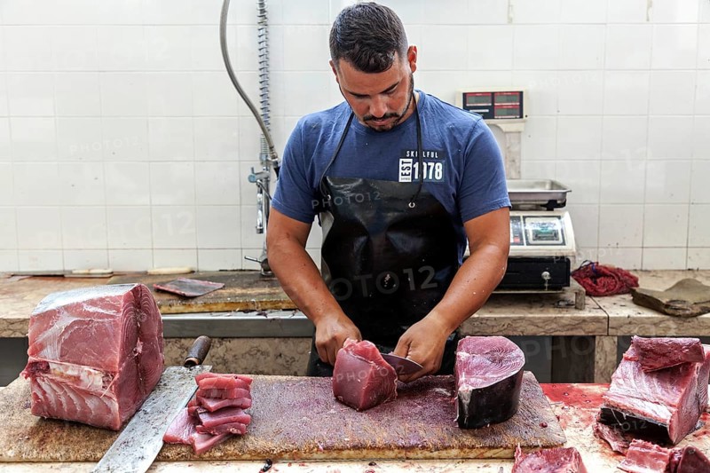 Tuna being cut up, fish hall, fish market, market hall Mercado dos Lavradores, Funchal, Madeira Island, Portugal, Europe