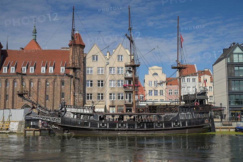 Replica pirate ship Czarna-Perla, excursion boat on the Motlawa, Old Town, Gdansk, Pomeranian Voivodeship, Poland, Europe