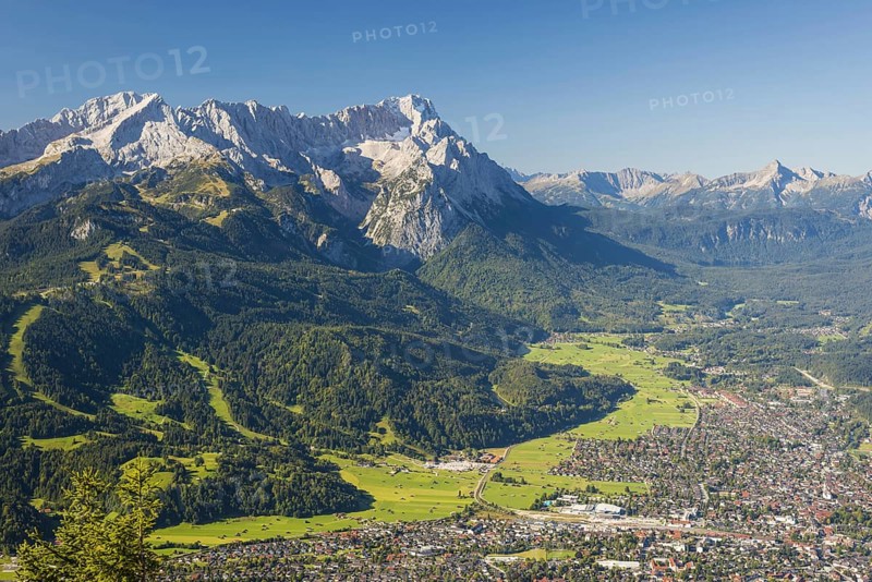 Panorama from Wank, 1780m, onto the Wetterstein Mountains with Alpspitze 2628m, Jubiläumsgrat and Zugspitze 2962m, Werdenfelser Land, Upper Bavaria, Bavaria, Germany, Europe