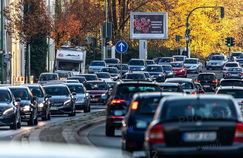 Gladbecker Straße in Essen, B224, inner-city street in Essen heavily polluted by air pollution, part of a possible diesel driving ban zone in Essen, Essen, North Rhine-Westphalia, Germany, Europe