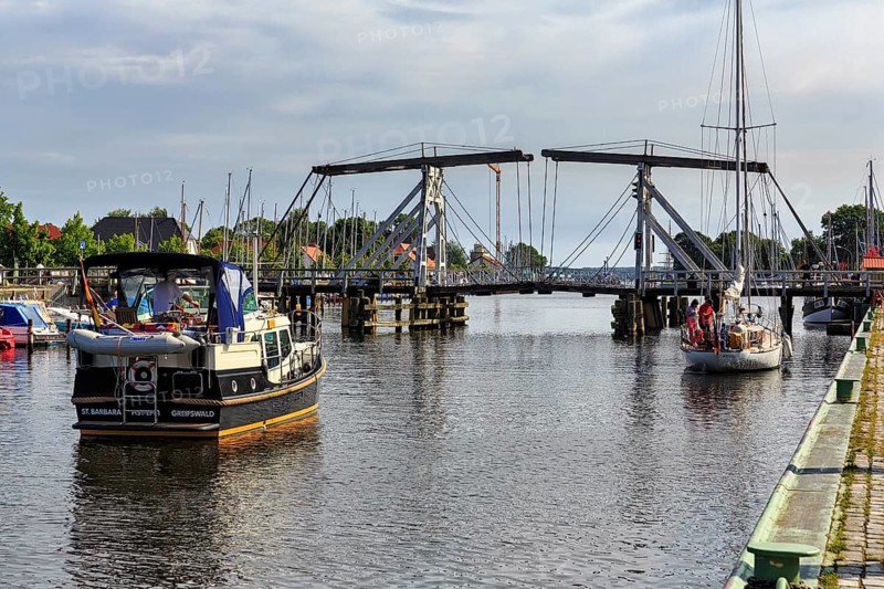 Boats with tourists waiting in front of closed drawbridge, double weighbeam bridge, Wiecker wooden bascule bridge, river Ryck, Greifswald, Germany, Europe