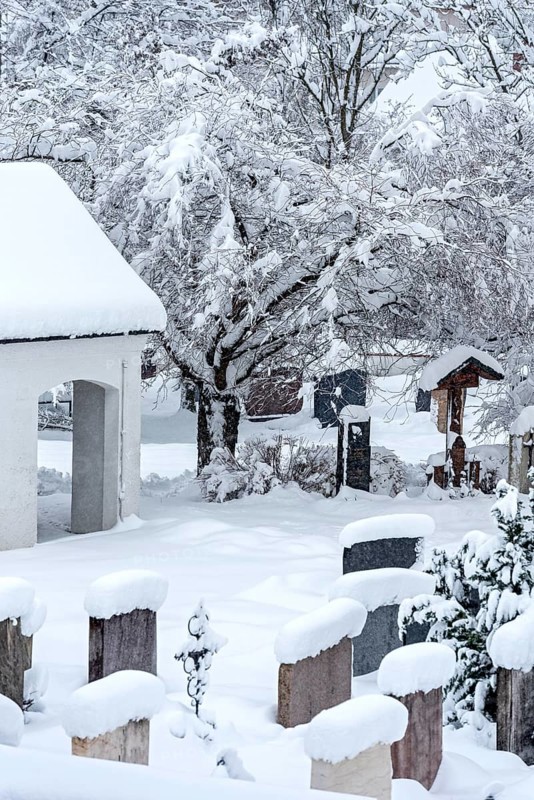 Cemetery at St Martin's parish church, late Middle Ages, snowed in, fresh snow, heavy snowfall, snow chaos, onset of winter, Marzling, Freising, Upper Bavaria, Bavaria, Germany, Europe