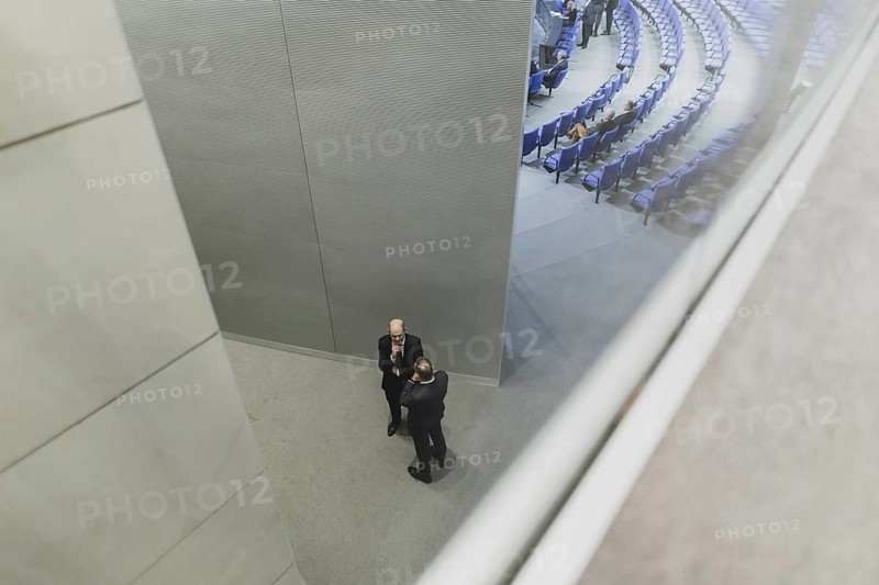 (L-R) Olaf Scholz (SPD), Bundeskanzler, und Volker Wissing (FDP), Bundesminister fuer Verkehr und Digitales, aufgenommen im Rahmen einer Sitzung des Deutschen Bundestages in Berlin, 13.12.2023