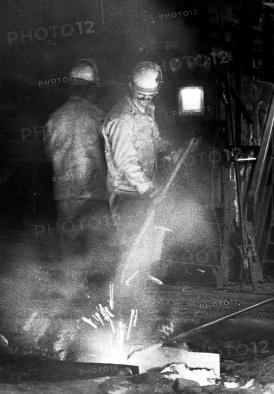 Steel production at the Hoesch AG steelworks in the Westfalenhuette on 4.12.1974 at the blast furnace and Siemens Martin furnace (SM) in Dortmund, Germany, Europe