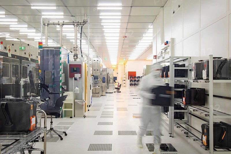 Press tour as part of SPIN2030, a campaign to highlight the diversity, excellence and attractiveness of Saxony as a centre of science, Fraunhofer Institute for Photonic Microsystems IPMS (CNT) Wafer production in the clean room