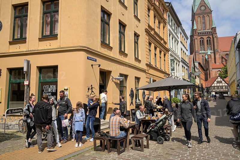 Street café, street scene, Buschstraße, old buildings, old town, Schwerin, Mecklenburg-Vorpommern, Germany, Europe
