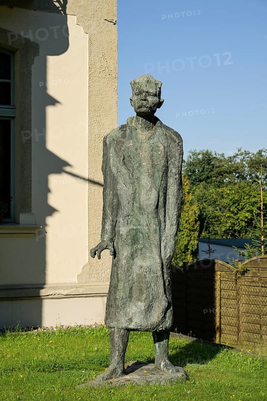 Statue of Maxim Gorki, front garden of the Villa Irmgard Museum, Maxim-Gorki-Straße, Heringsdorf, Usedom, Mecklenburg-Vorpommern, Germany, Europe