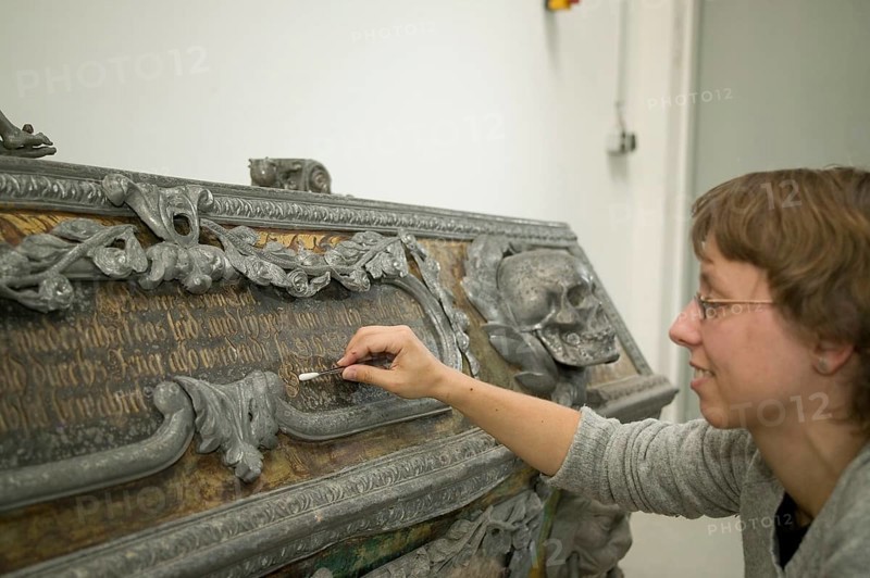 Restorer at Fuchs&Gierke, here a metal sarcophagus from a family vault is expertly cleaned and secured