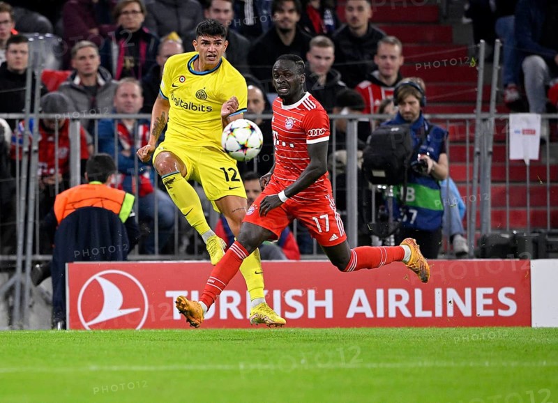 One-on-one Sadio Mané Bayern FC Munich FCB (17) vs Raoul Bellanova Inter Milan Milano (12), Turkish Airlines perimeter advertising, Champions League, Allianz Arena, Munich, Bavaria, Germany, Europe