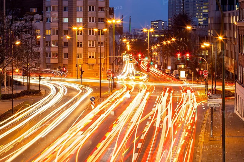 Evening city centre traffic in Essen, large intersection of Bismarckstrasse, B224, Friedrichstrasse and Hohenzollernstrasse, this area would also be affected by a diesel driving ban, Essen, North Rhine-Westphalia, Germany, Europe