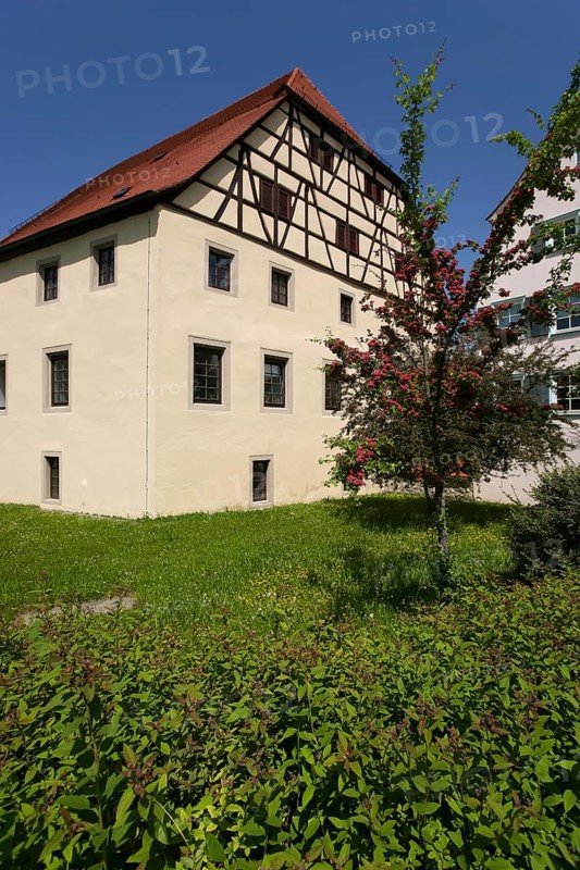 Building ensemble Münsingen Castle, on the left Old Castle, fruit box, town castle built around 1485 by the Counts of Württemberg, today Münsingen Town Museum, on the right today's vehicle registration office, roof tiles, windows, half-timbering, shutters, historical buildings, architecture, Münsingen, Swabian Alb, Baden-Württemberg, Germany, Europe