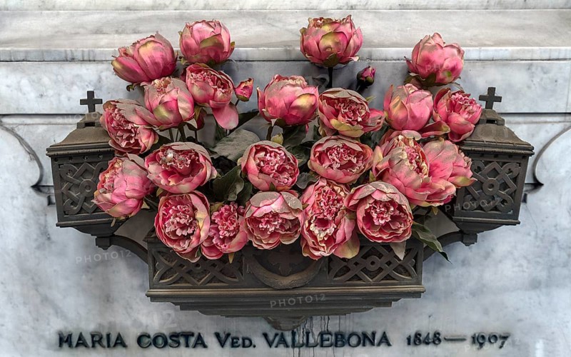 Artificial flowers at a grave, at the Monumental Cemetery, Cimitero monumentale di Staglieno), Genoa, Italy, Europe